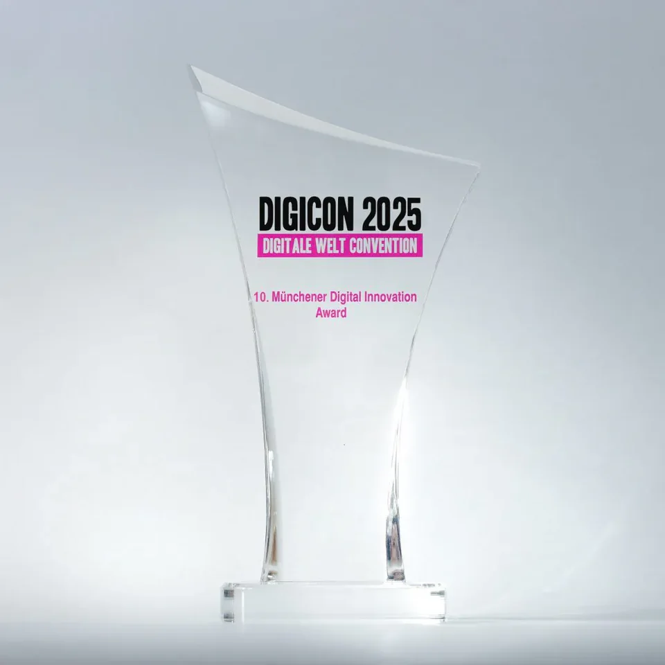 Originalfotografie der DIGICON 2025 Trophäe für den 10. Münchner Digital Innovation Award